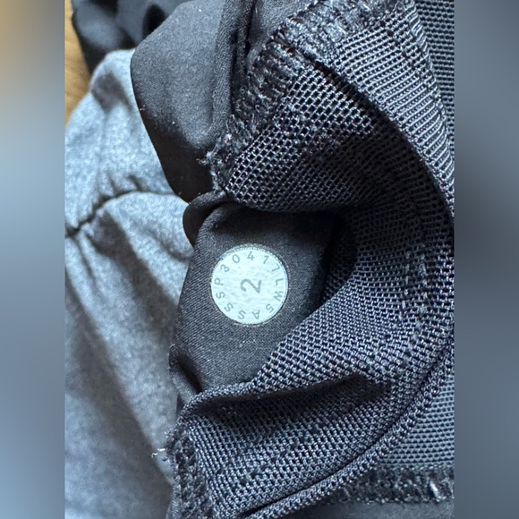 Lululemon Size 2 On The Fly Pant Heathered Black Gray 25” Luxtreme LW5ASSS - Picture 8 of 8